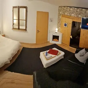 Schoenste Lage Am Rhein In Unmittelbarer Stadtnaehe, Bed and breakfast
